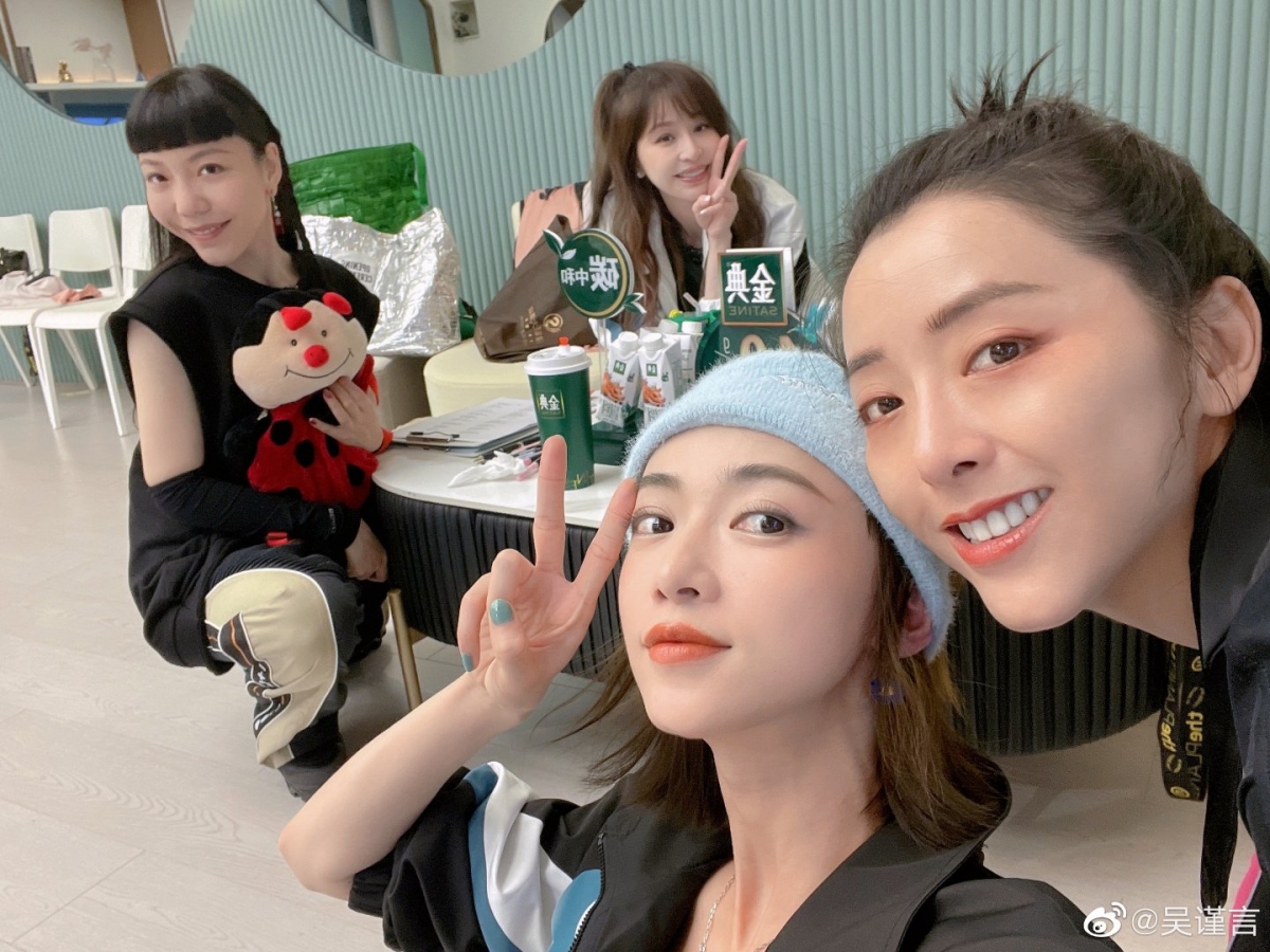 坐在一旁的吴谨言帮忙解围,替她吃掉。