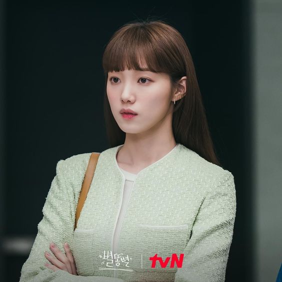 日常通勤想要比较气质的穿搭,也可以选米白色或卡其色外套