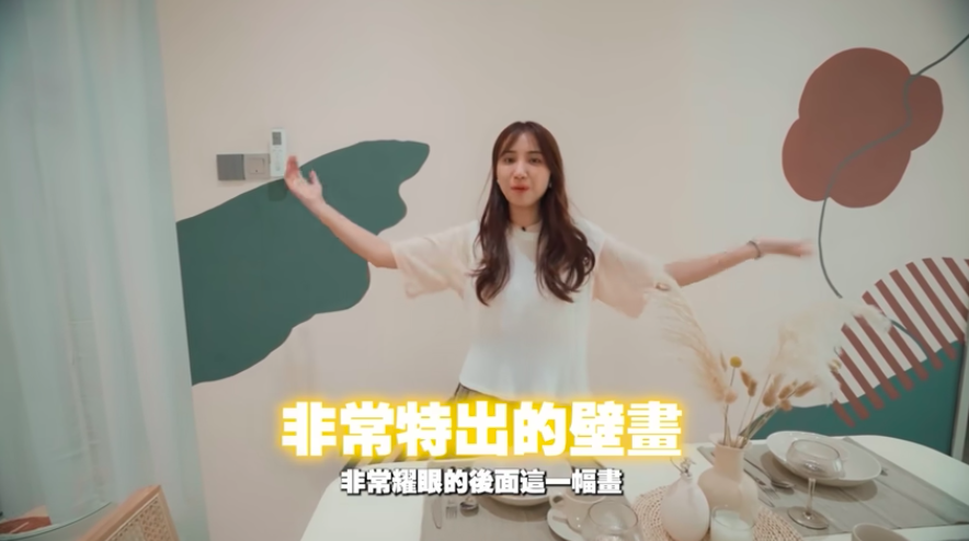 饭厅的墙壁也特地找人来设计,以不规则的缤纷图形打造