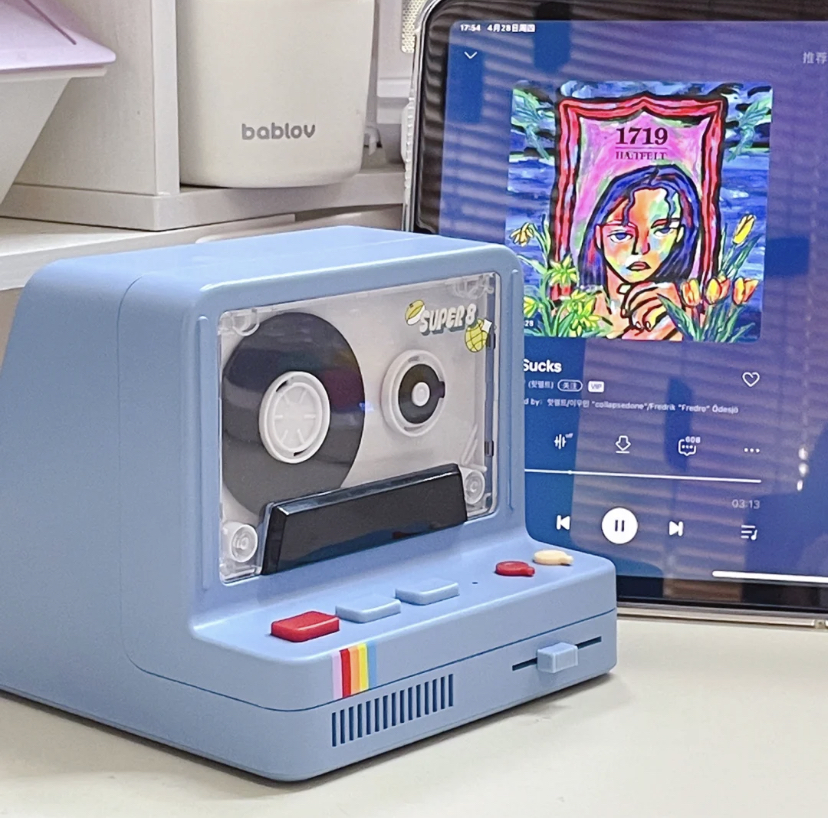 外表就像是宝利来拍立得相机的造型,但其实是一个迷你音响哦!