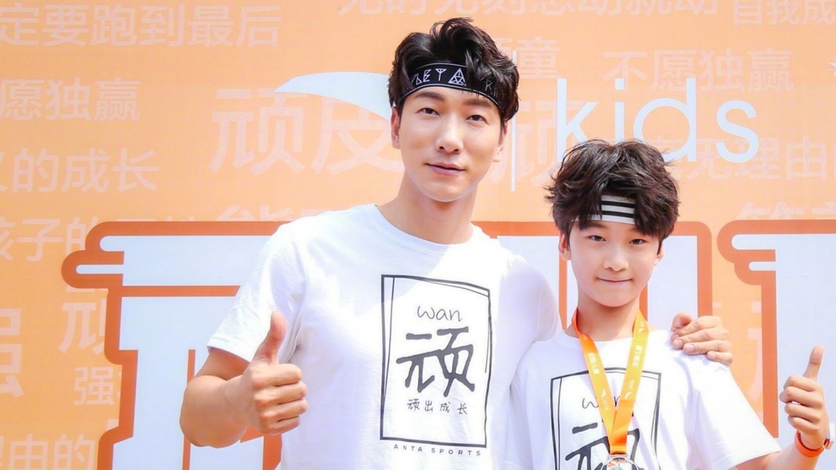 儿子被爆出恋爱的消息后,身为父亲的张亮更是连夜从日本飞回来帮儿子解决“舆论问题”。