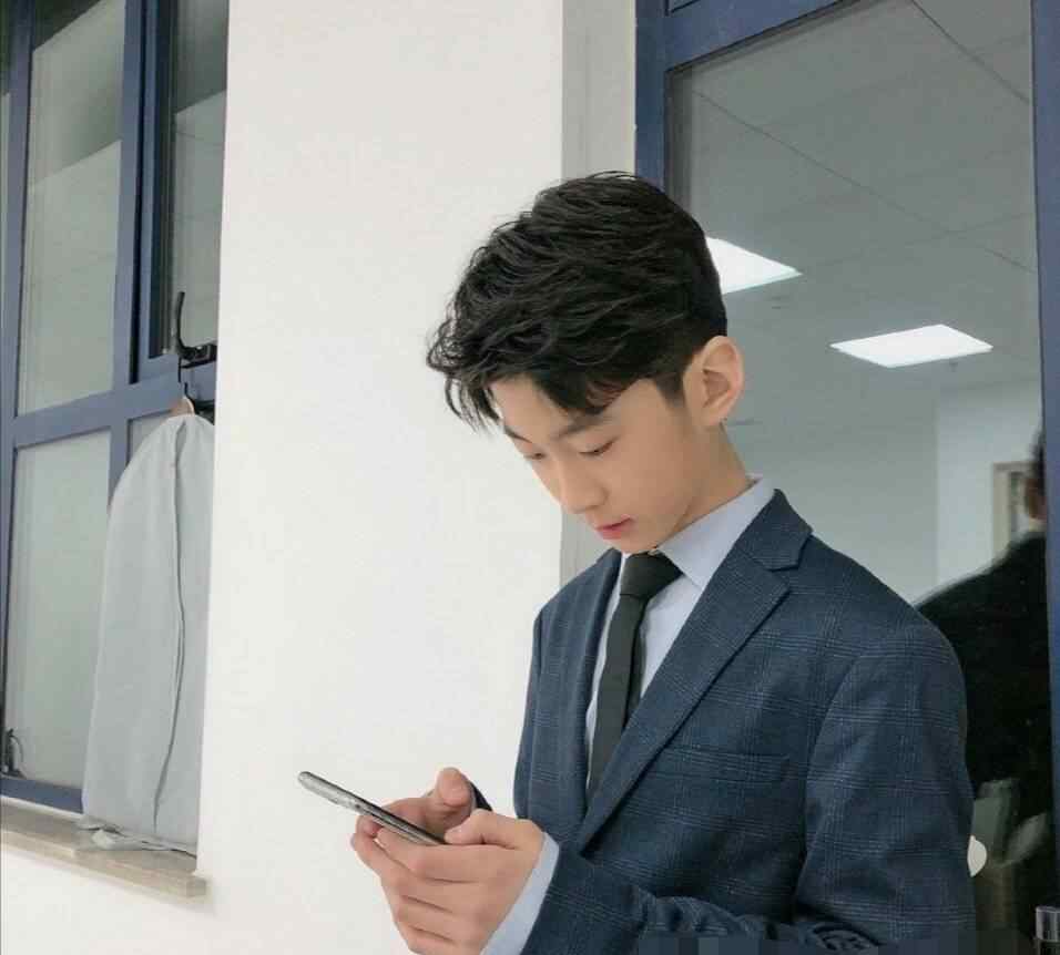 张亮发文回应张天天早恋,表示这个年纪对异性有好感是正常情况。