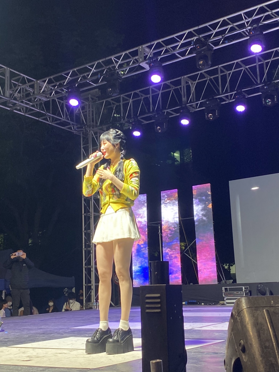 泫雅在大学庆典上被粉丝求婚，她立即就给出答复