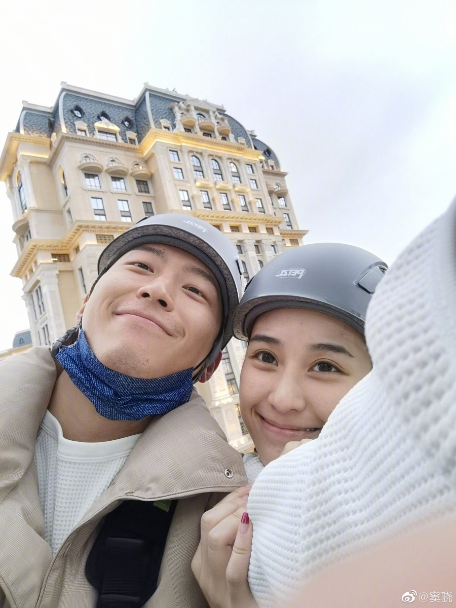 中国演员「窦骁」自从曝光和赌王千金「何超莲」恋情后一直爱得很高调