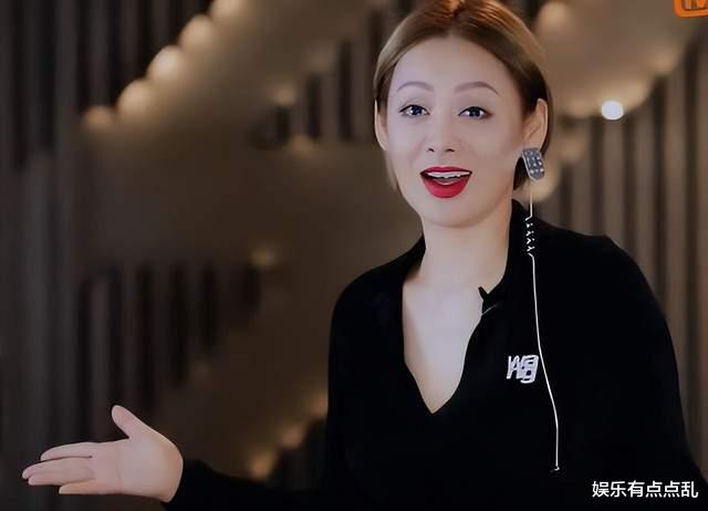 有次在《乘风破浪》节目上宁静就好奇问到几天前还在拍摄老婆跟着刘畊宏跳操的丈夫们,纷纷变成了如今王心凌的主角。