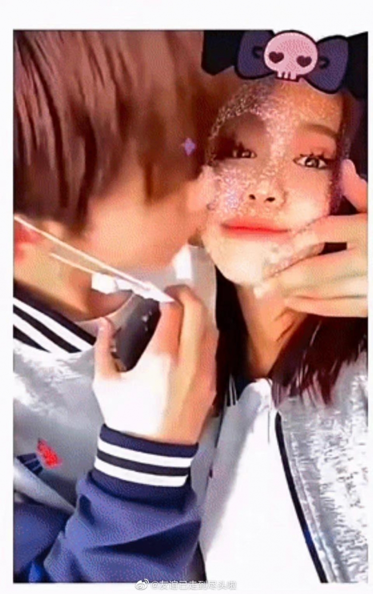 在镜头前毫不避讳地拥抱接吻