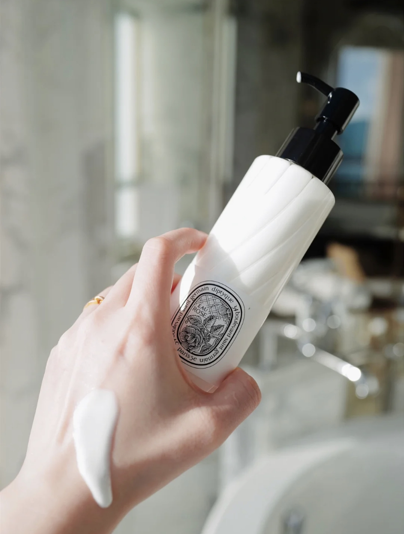 身体乳的质地很清爽非常好吸收,使用后不会有负担感,而且留香时间超持久的哦!