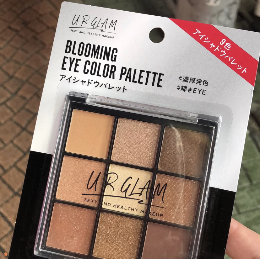小红上人气超高做的就是这款Ur Glam眼影盘,一盘九色包括有哑光、珠光、亮片质感的眼影