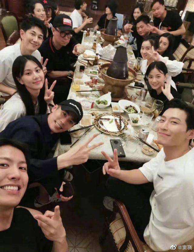 大合照中也不见女主角「陈都灵」影子