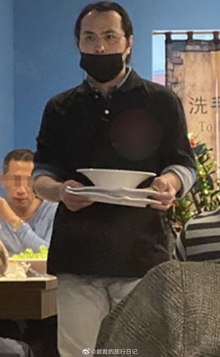 去年12月份的时候,范植伟就没有再从事过演艺圈的工作,现在他疑似在餐馆做服务生。