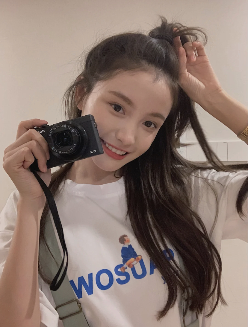 这款相机的镜头是会带美颜效果的哦!