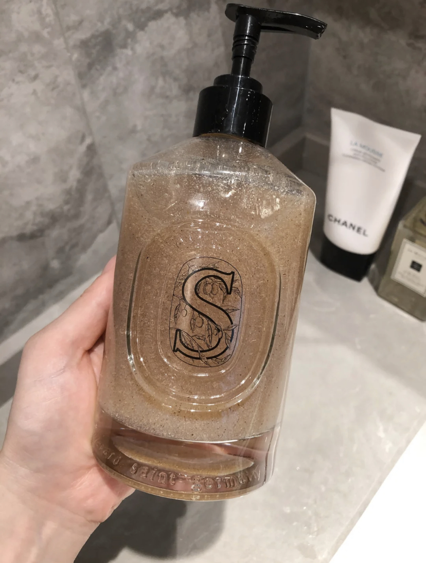 使用后不会有假滑的感觉,还可以让双手保持滑嫩的状态哦!