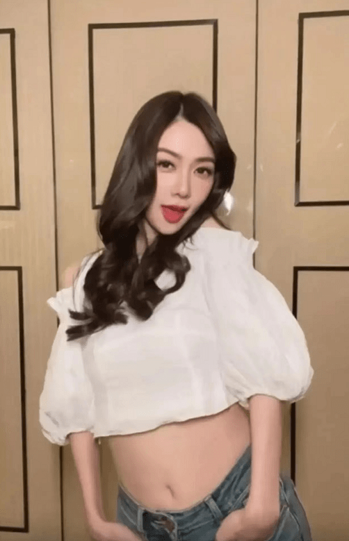 还有一些网友也“酸”她整容过度:「整到阿妈都不认识」