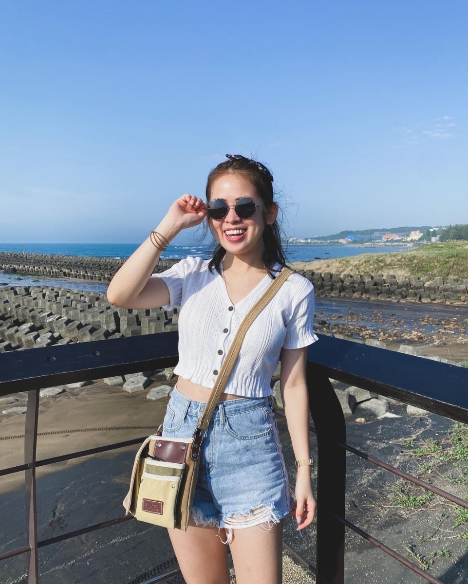 每个人都不应该打一巴掌再给一个甜枣。