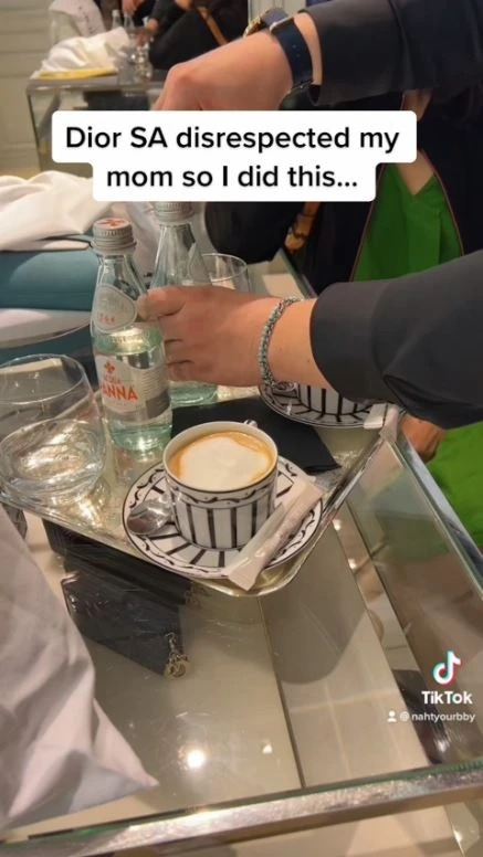 男店员不仅为母女俩提供免费的咖啡和水。