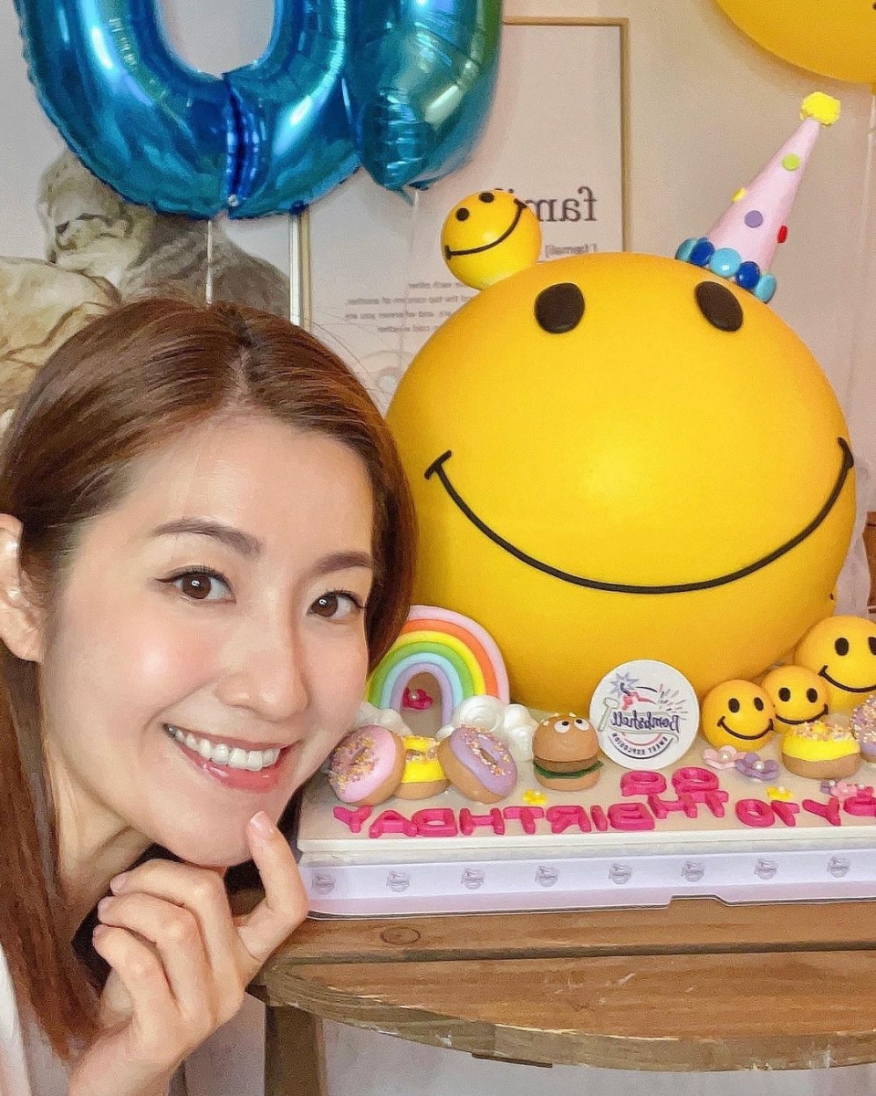 专门订制了「哈哈笑」生日蛋糕