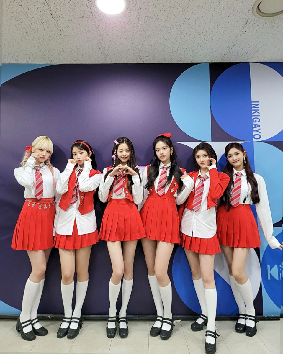 有网友发现 Rei 似乎又中了新的拍照姿势的毒