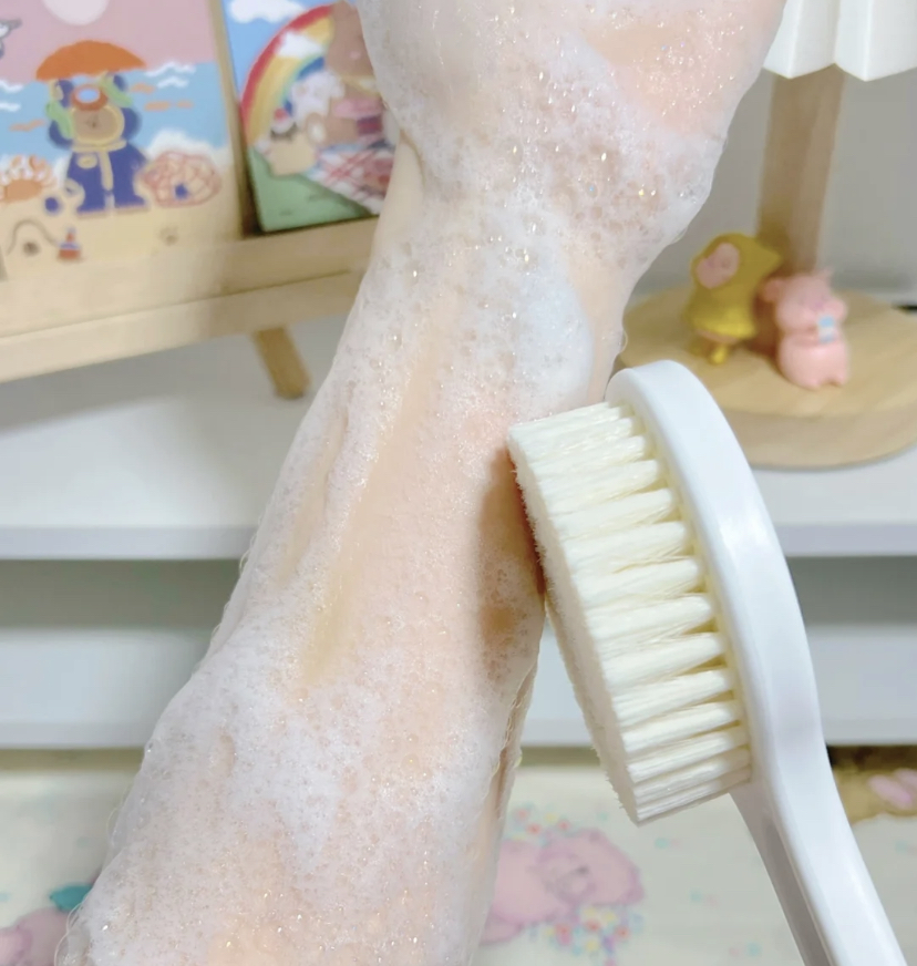 长柄沐浴刷轻松的搓洗背部,帮助改善背部长痘的问题。