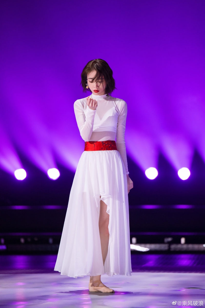 近期参加综艺节目《乘风破浪》人气再度爆火的中国女星「吴谨言」