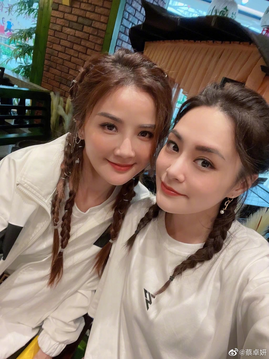 以组合出道最重要的是团结，队友就跟另一半一样，不可以吵架。