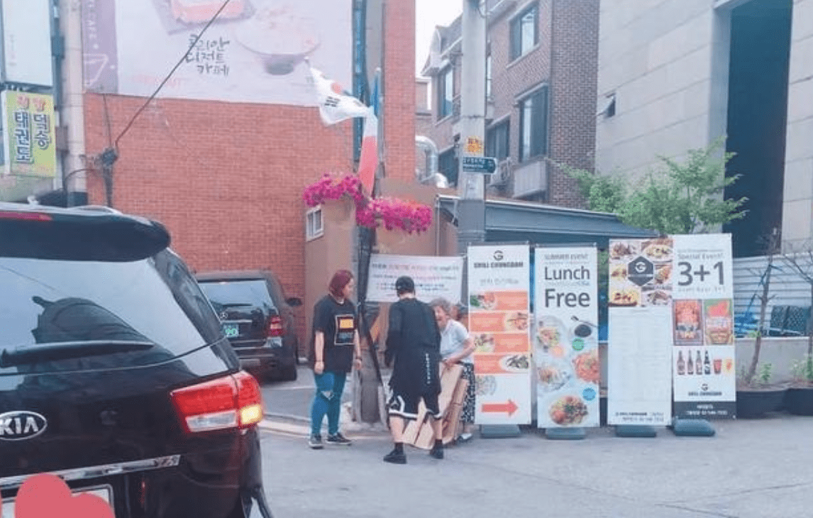 路过的王嘉尔跑去捡回来，送还给老人，画面颇为暖心。