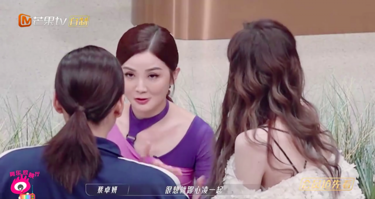 最终阿Sa因为和王心凌有一个约定,加上她们都是那个时代的歌手,组队的话也是一种情怀了,所以选择加入她的组~