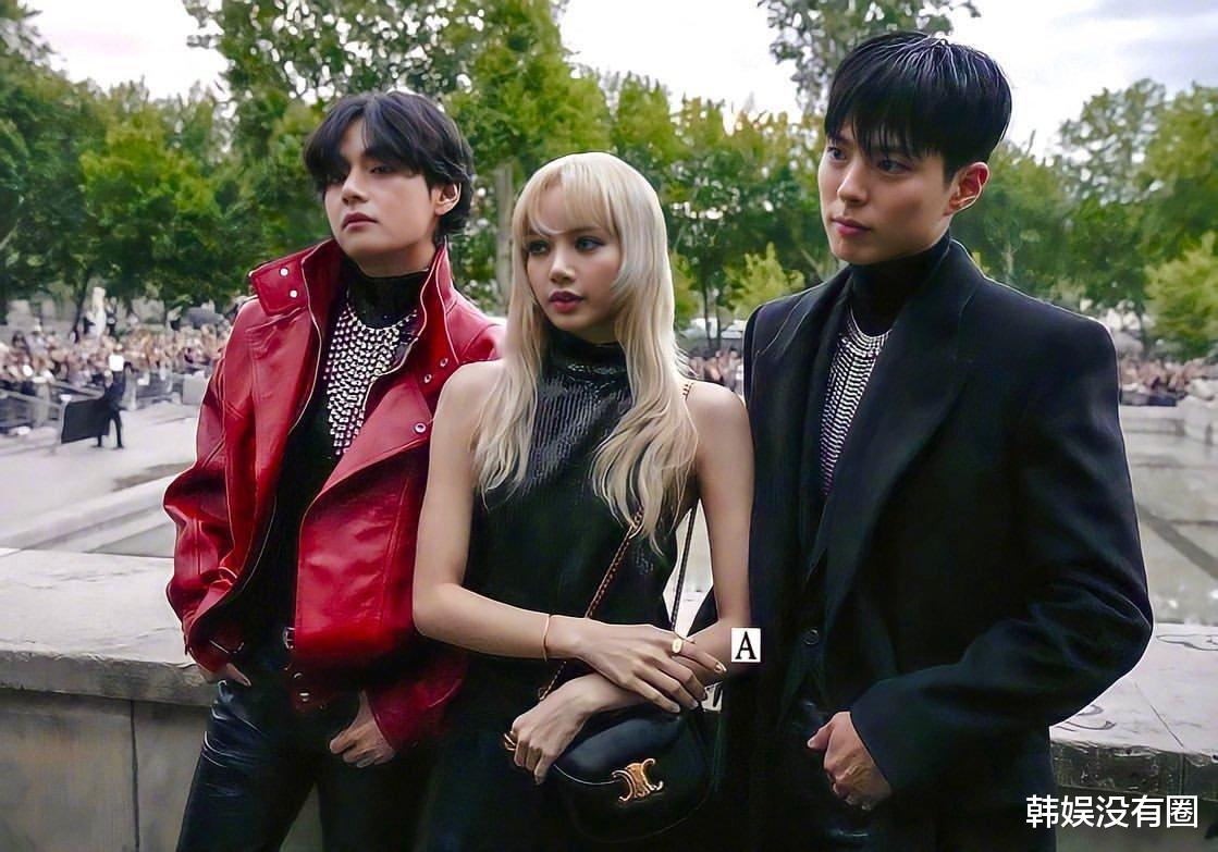 而日前网上流传Lisa与V、朴宝剑三人罕见同框的画面更在网上轰动一时。