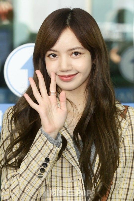 之前Lisa也有试过露出额头,但有网友表示她露出额头之后并不适合,反而感觉变普通了!