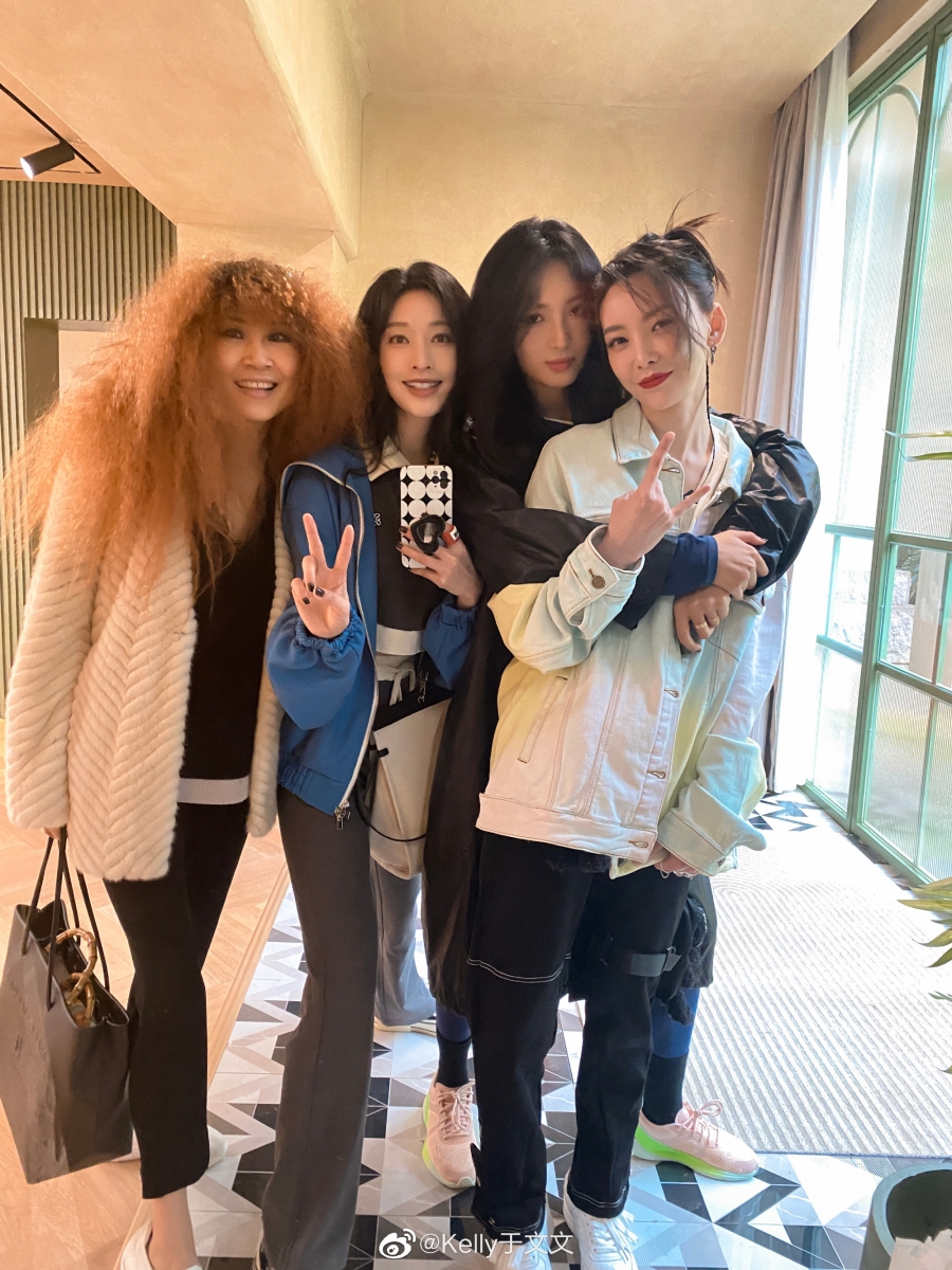 在做游戏的时候于文文也没有正片内容里那么拽,其他姐姐也没有不喜欢于文文。