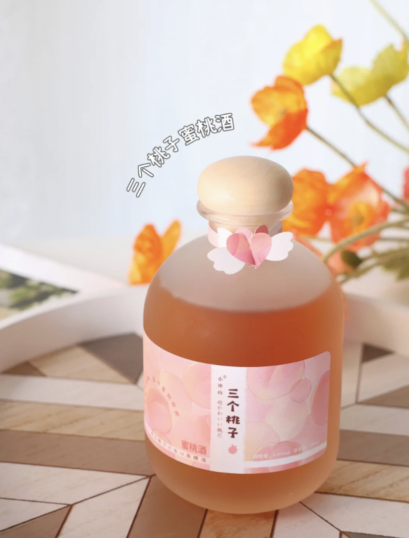 充满少女心的高颜值外表,喝起来就像是果汁一样的桃子酒!