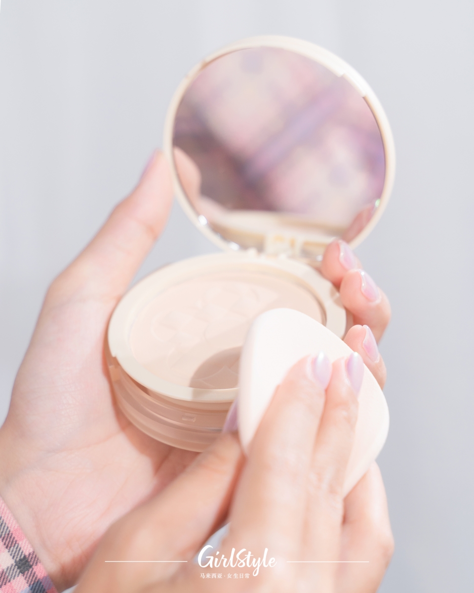 贴心内附镜子及柔软的海绵