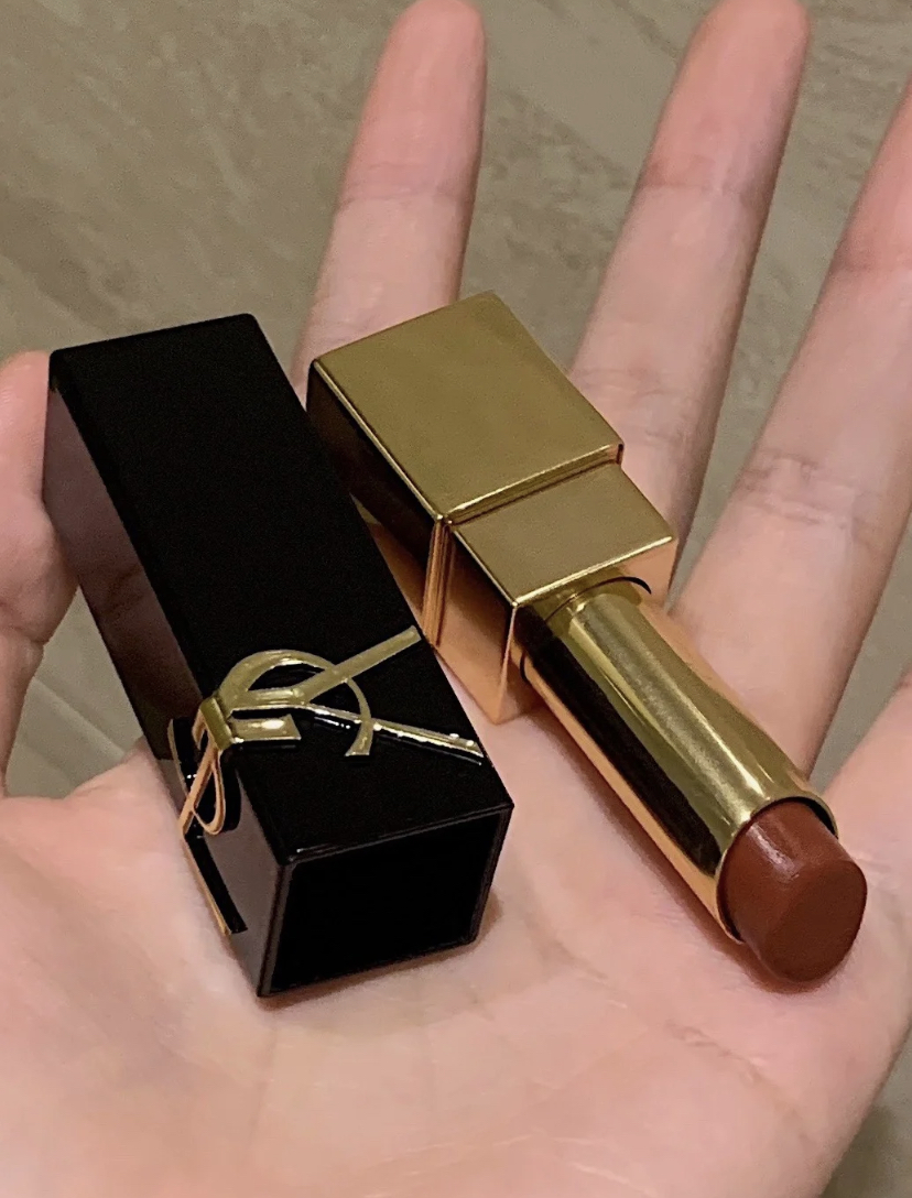 新的经典的黑金配色外壳完美又高级，再搭配YSL的Logo浮雕，满满的轻奢风！