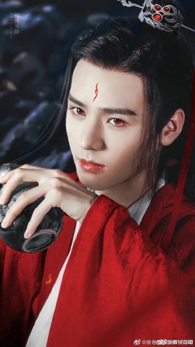 剧中东方灵族后裔东方月初,幼年被歹人追击至涂山,绝望之时,涂山女王涂山红红从天而降将他救下,并带他入涂山抚养。