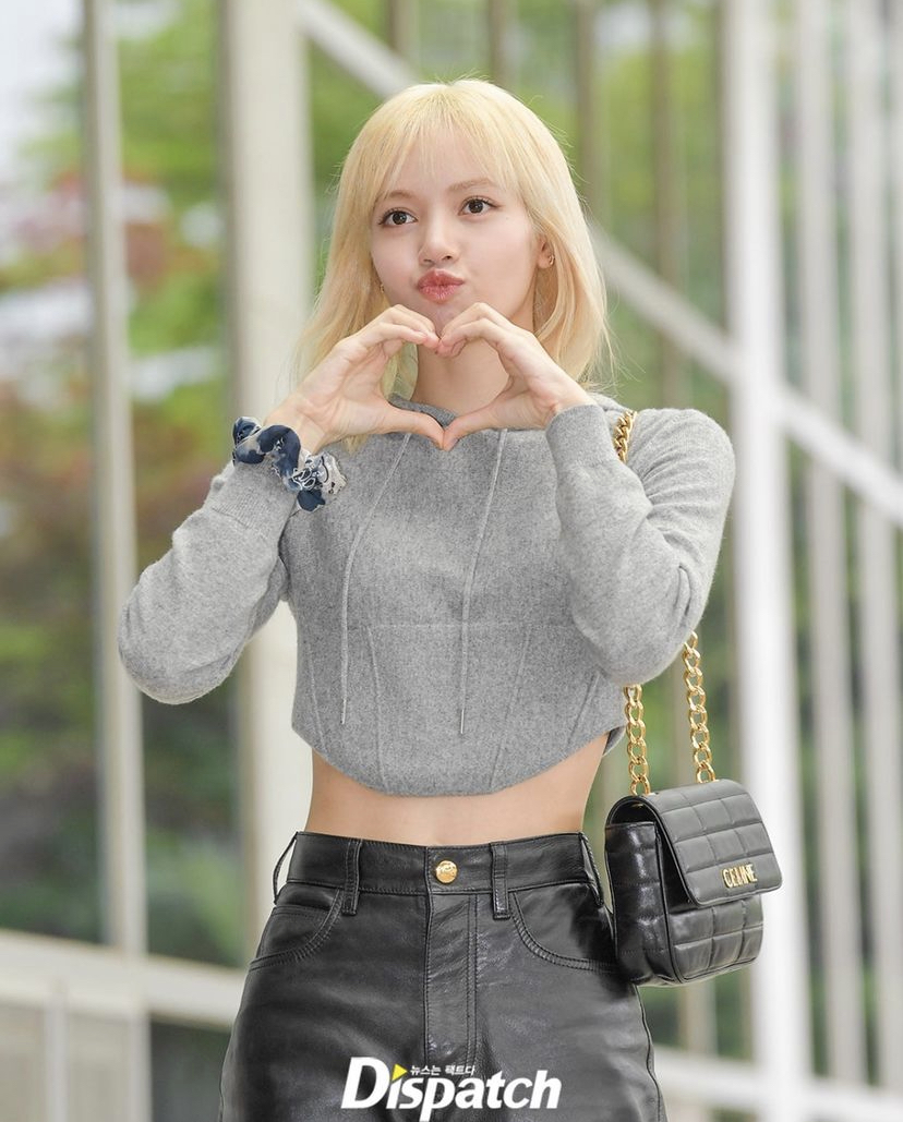 有很多网民都说助理收下的信件不一定能到Lisa手中,但由朴宝剑转交的一定可以被本人收到吧~