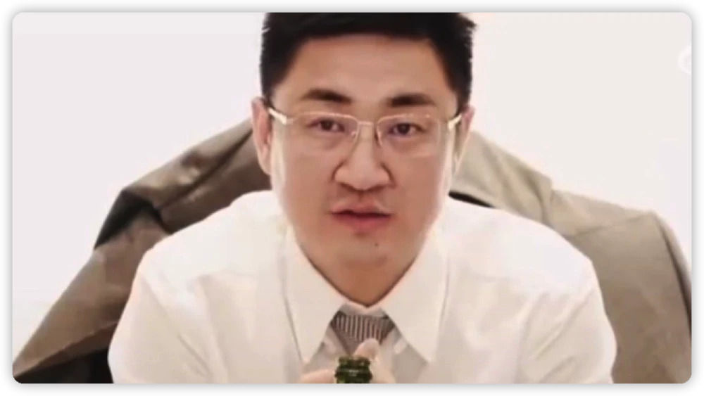 也有网友肉搜出,男方疑似是范冰冰旗下保养品牌的高层,曾在宣传影片中现身。