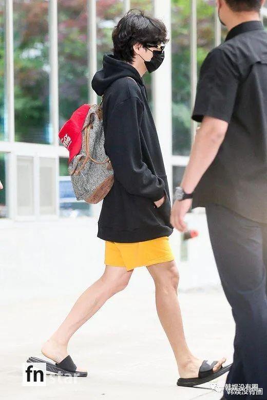 不过V却没有任何回应,而是手插着口袋,直接乘坐保姆车离开。