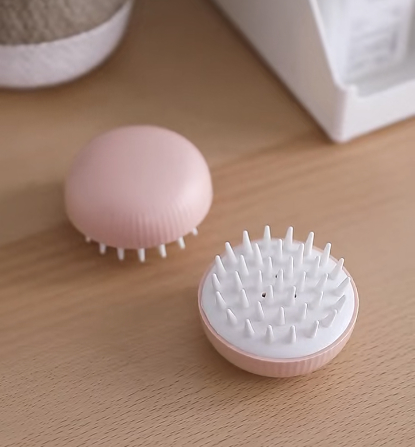 洗头的时候可以用来按摩并且清洁头皮,经常按摩头皮可以促进血液循环