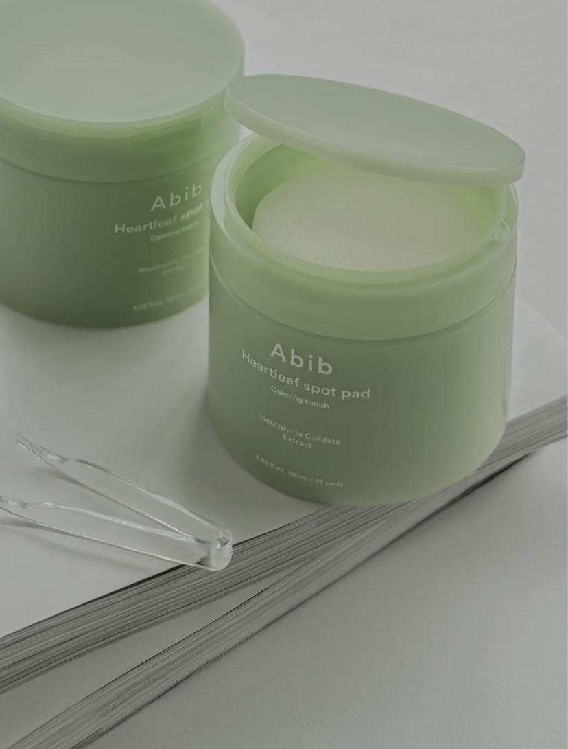 使用纹理面时可以清洁肌肤去除角质，平画面帮助集中修护，让肌肤恢复水润饱满的健康状态。