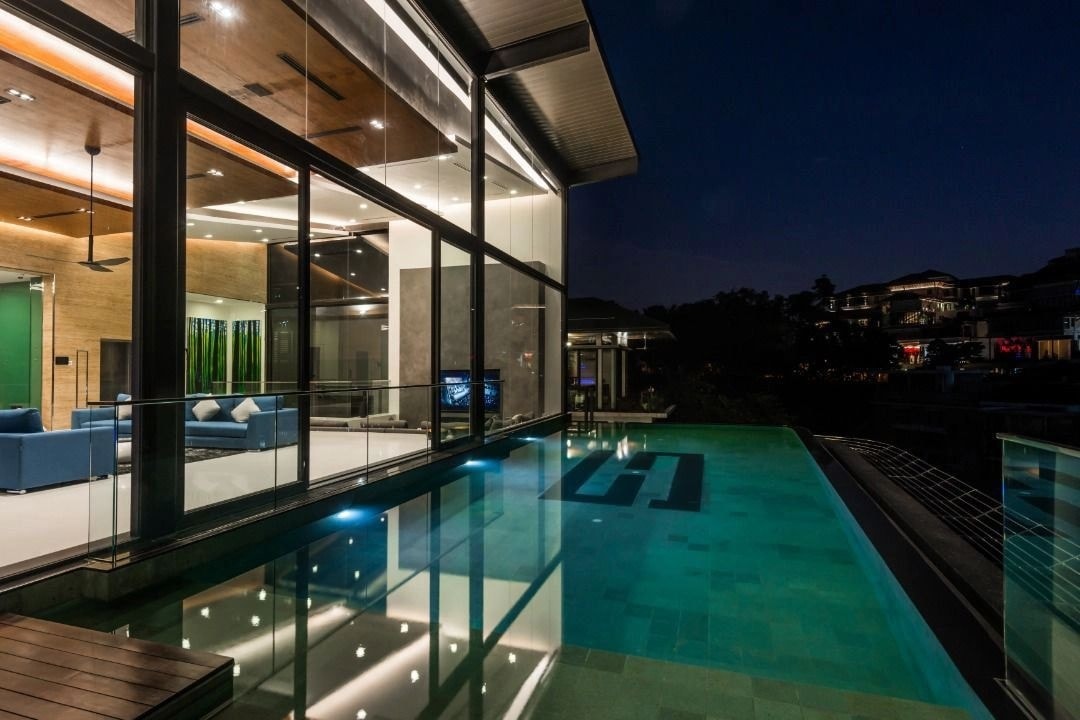 目前这间豪宅只有她和妈妈居住