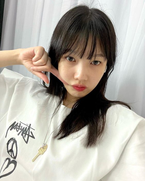 上镜时候除了可以露齿微笑以外,也可以把嘴唇微张因为过度紧闭会让面部僵硬