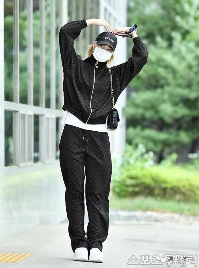 摆出了各种姿势给四面八方的摄影机拍摄后,才走向了车辆。