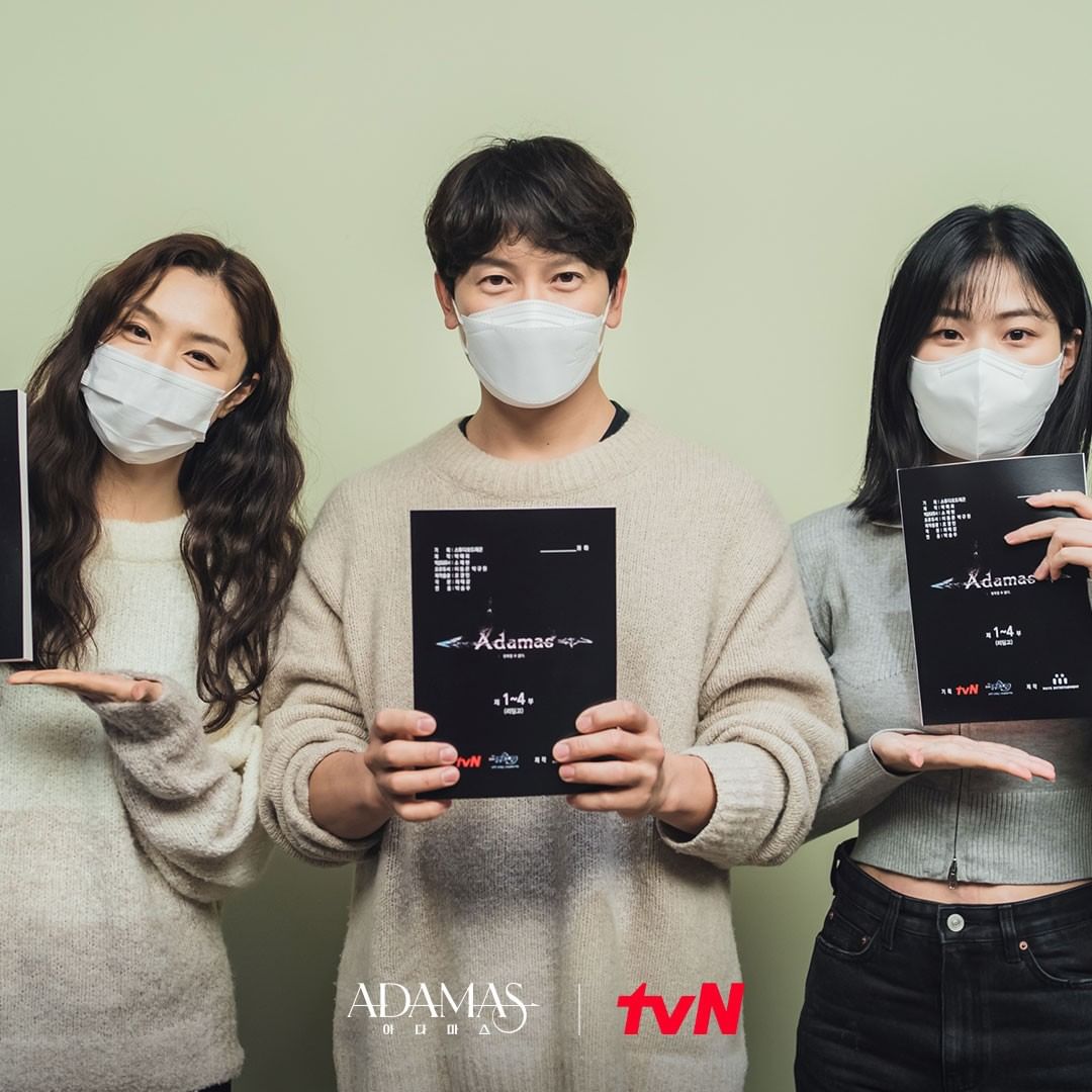 《Adamas》也公开剧本阅读的现场照。