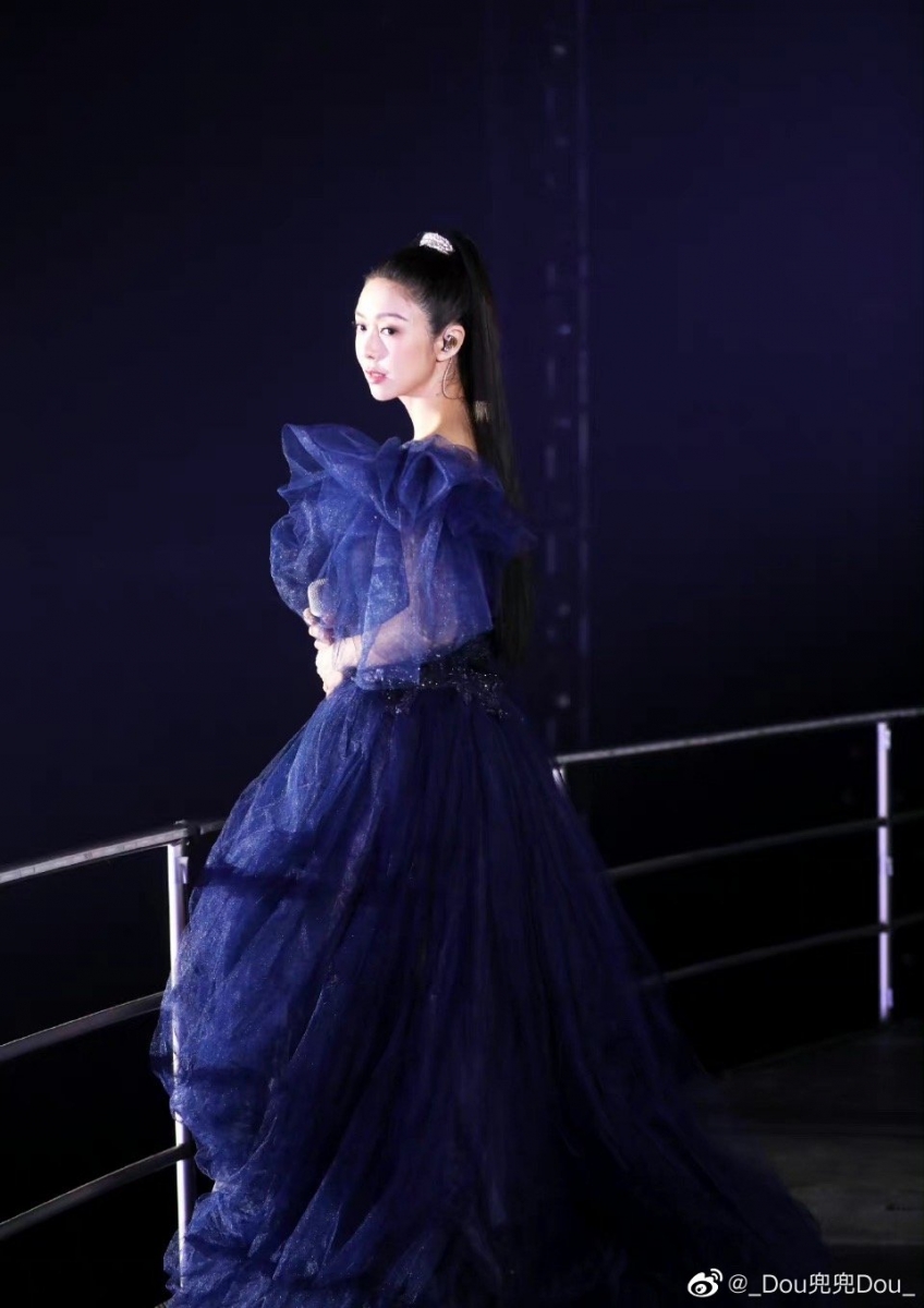 她也承认年轻时对爱情有太高的期待,也曾被男人骗过。