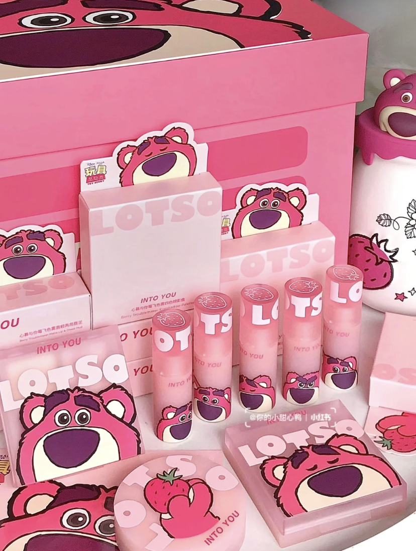 在这次新推出的联名彩妆系列当中,包括有:四色眼影盘、单色腮红、唇泥,基本可以轻松搞定全妆了!