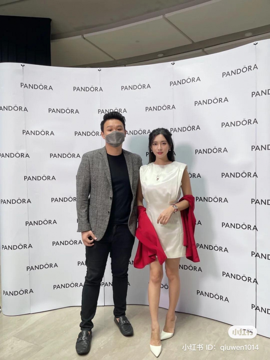 在她最无助每个人在看热闹的时候,只有他站在她身边伸出援手。