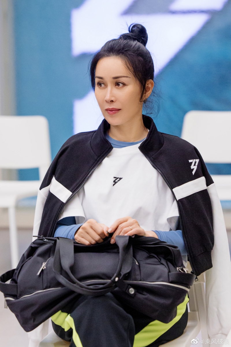 弹幕都有人在怀疑“那英的人缘不太好呀”。