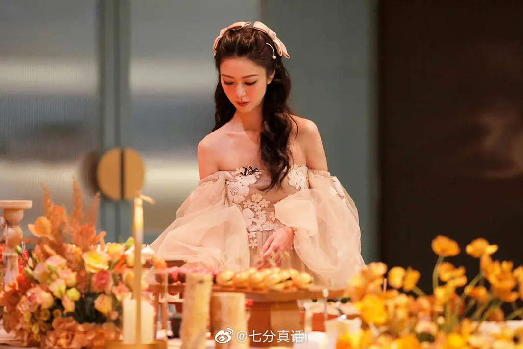 不少网友都表示很感动,直呼这可真是双向奔赴的爱~这一刻,彼此都好幸福!