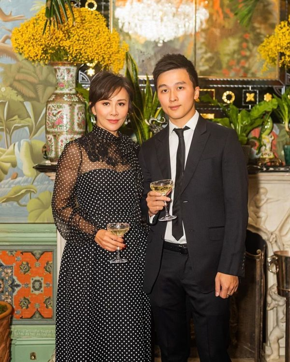 带着他出席娱乐活动以及一些上流社会活动来扩张人脉