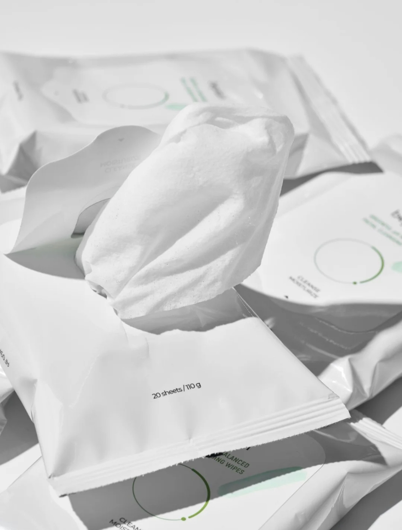 这款卸妆巾富含绿豆提取物和绿茶粉,卸妆同时可以为肌肤达到镇定保湿的效果。