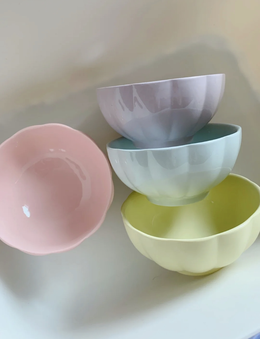 碗上还有类似贝壳纹路一样的设计，大小和质感都很实用绝对是居家必备！